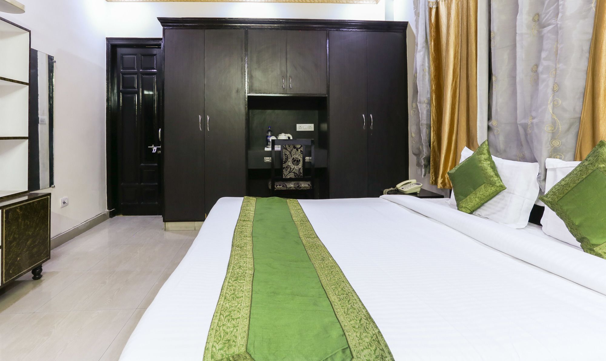 Hotel Treebo Trip Sswag 18 Expressway à Noida Extérieur photo